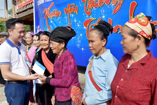 Eximbank Vinh trao 40 suất quà Tết người nghèo ở Anh Sơn