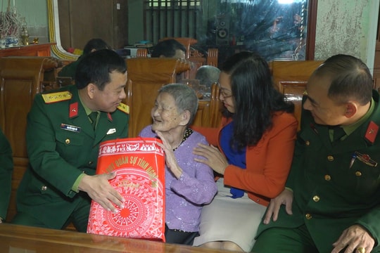 Bộ CHQS tỉnh thăm, tặng quà Tết cho hộ nghèo tại Nam Đàn, Hưng Nguyên