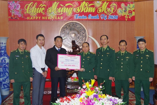 Tặng bộ năng lượng mặt trời cho tổ chốt '4 không' Đồn Biên phòng Mỹ Lý