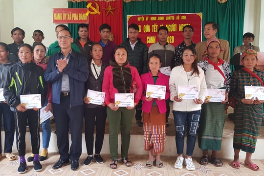 Nhiều hoạt động tặng quà Tết người nghèo Xuân Canh Tý ở các địa phương 