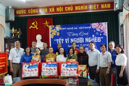 Báo Nghệ An, VNPT Nghệ An trao tặng quà Tết Canh Tý cho 30 hộ nghèo