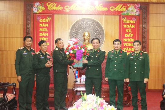 Các đơn vị quân đội nước bạn Lào thăm, chúc Tết Bộ Tư lệnh Quân khu 4