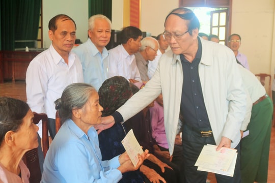 Trao sổ tiết kiệm và tiền hỗ trợ làm nhà ở cho các gia đình liệt sỹ ở Quỳnh Lưu