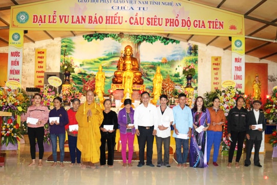 Chùa Tu tổng kết hoạt động phật sự, trao quà Tết cho người nghèo