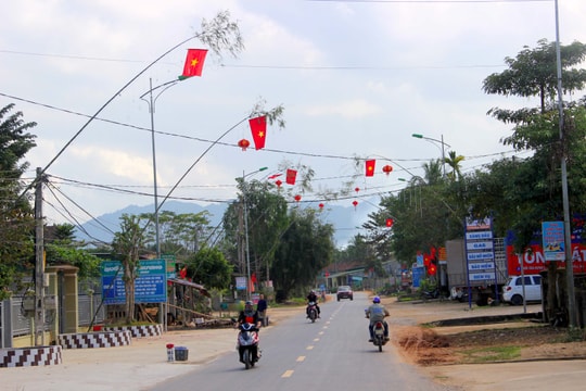 Người dân Nghệ An dựng cây nêu đón Tết