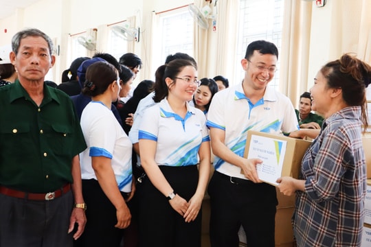 Trao quà Tết cho người nghèo ở Hưng Nguyên, TP Vinh và Tân Kỳ