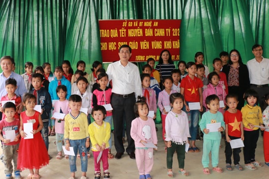 Sở Giáo dục và Đào tạo trao hơn 500 suất quà cho giáo viên và học sinh các huyện miền núi