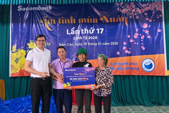 Sacombank - Chi nhánh Nghệ An trao 50 triệu đồng quà Tết cho hộ nghèo xã Nậm Càn, Kỳ Sơn