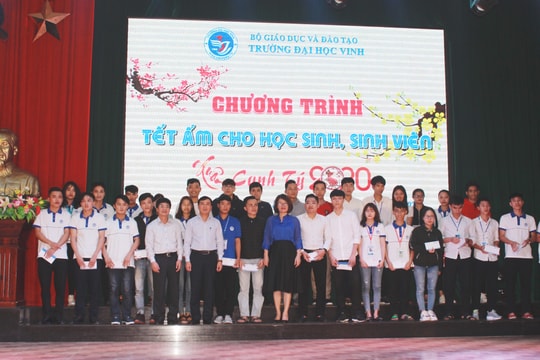 Gần 400 học sinh, sinh viên nghèo vượt khó được nhận quà Tết