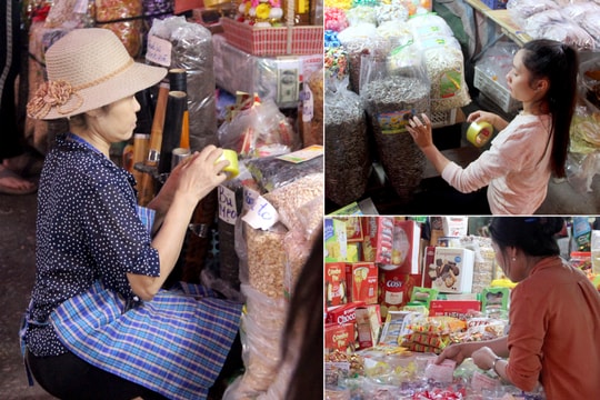 Tiểu thương chợ Vinh dán nhãn mác vào hàng hóa khi thấy lực lượng chức năng