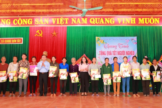 Báo Nghệ An và Tâm Quê Land tặng quà Tết Canh Tý cho hộ nghèo xã Giang Sơn Tây, huyện Đô Lương