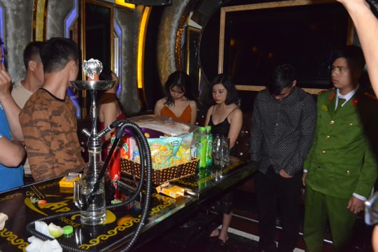 Bắt quả tang nhóm thanh niên nam nữ sử dụng ma túy tại quán karaoke ở TP Vinh