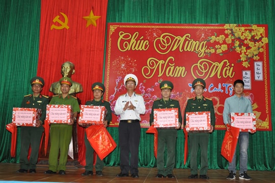 Bộ Tư lệnh Vùng 3 Hải quân thăm, chúc Tết quân, dân huyện đảo Cồn Cỏ