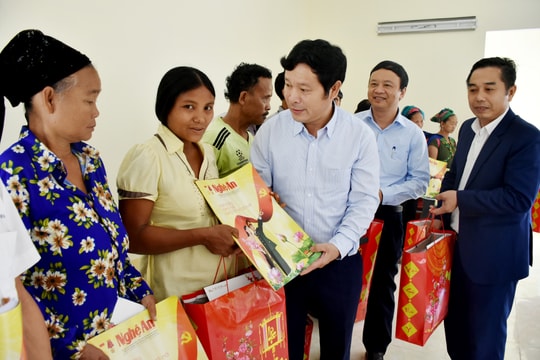 Ban Tổ chức Tỉnh ủy trao quà Tết Vì người nghèo ở Tương Dương