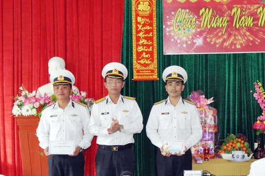 Bộ Tư lệnh Vùng 3 Hải quân thăm, chúc Tết quân, dân huyện đảo Lý Sơn