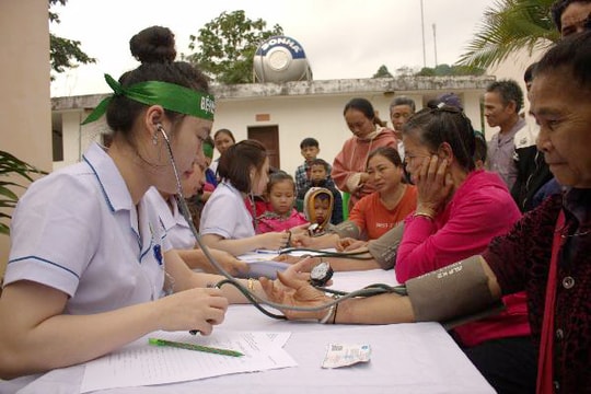 Trao quà Tết và khám bệnh, phát thuốc miễn phí cho 300 người dân ở Tương Dương