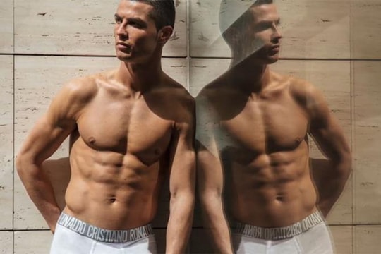 C. Ronaldo ngủ 5 lần mỗi ngày