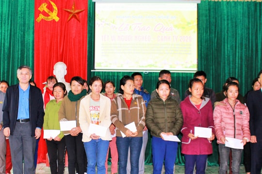 Ngành Ngân hàng ủng hộ chương trình Tết vì người nghèo gần 6,3 tỷ đồng.