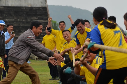 Sôi nổi thi đấu thể thao dân tộc ở chương trình Sắc Xuân miền Tây