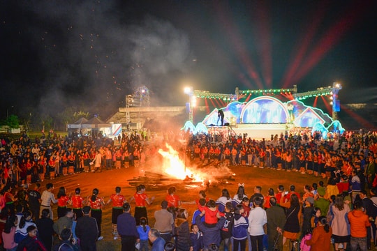 Rộn ràng Đêm hội Sắc Xuân miền Tây lần thứ 7 năm 2020