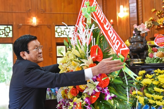 Nguyên Chủ tịch nước Trương Tấn Sang dâng hương tại Khu di tích Kim Liên