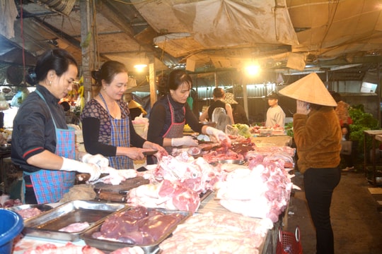 Nghệ An: Thịt lợn giảm giá, sức mua kém 