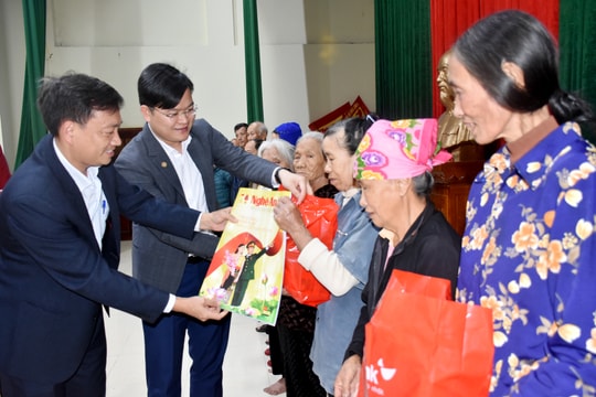 Báo Nghệ An và HDBank - Chi nhánh Nghệ An trao quà Tết người nghèo ở Hưng Nguyên