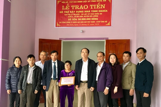Bàn giao nhà tình nghĩa cho gia đình thân nhân liệt sỹ ở Đô Lương