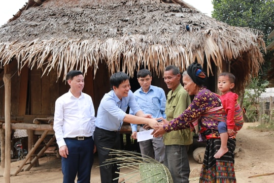 Công ty Thủy điện Bản Vẽ trao 200 triệu đồng quà Tết cho hộ nghèo ở Thanh Chương và Tương Dương