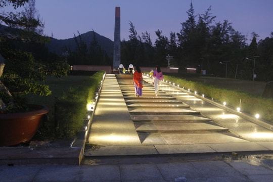 Đoàn công tác Báo Nghệ An dâng hương tưởng niệm tại Nghĩa trang Hàng Dương, Côn Đảo