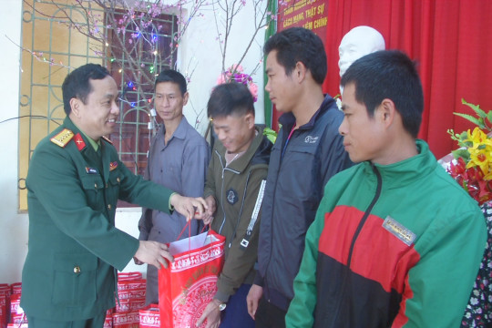 Bộ Chỉ huy Quân sự tỉnh tặng quà Tết người nghèo tại Quế Phong