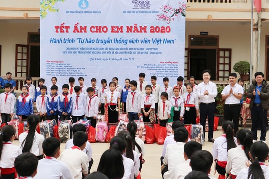 Hàng trăm món quà 'Tết ấm cho em' đến với học sinh huyện Quỳ Châu