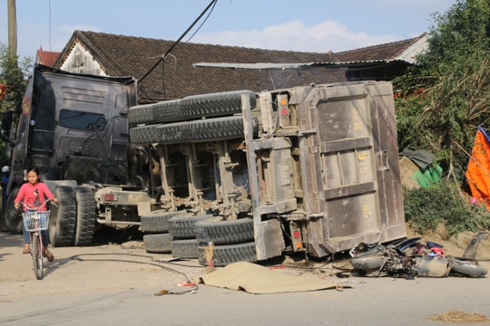 Xe ô tô đầu kéo lật rơ-mooc khiến 1 phụ nữ tử vong