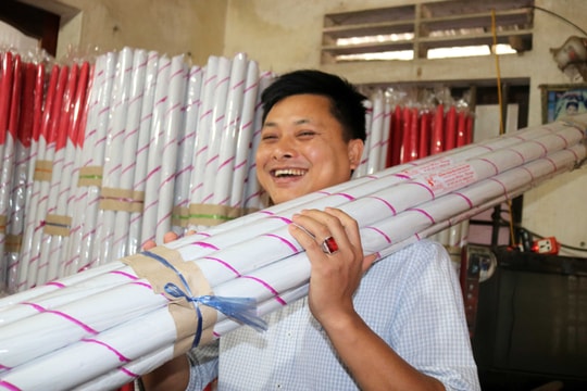  Những cây hương trầm 'khủng', đàn ông khỏe mạnh mới làm được 