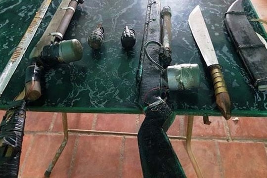 Bao tải chứa lựu đạn và súng vứt bên vệ đường