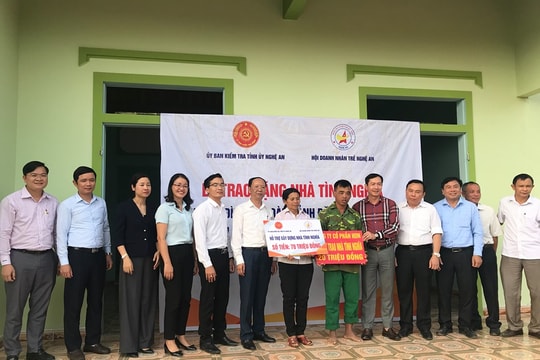 Chủ nhiệm Ủy ban Kiểm tra Tỉnh ủy trao tặng nhà tình nghĩa cho người nghèo