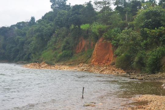 Ai cho phép Doanh nghiệp tư nhân Trường Linh chặn dòng sông Hiếu?