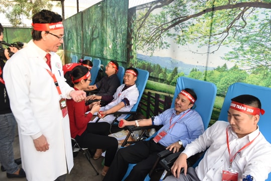 Giám đốc Sở y tế cùng 1.200 y, bác sỹ hiến máu trong ngày hội 'Giọt hồng Blouse trắng' ở Nghệ An