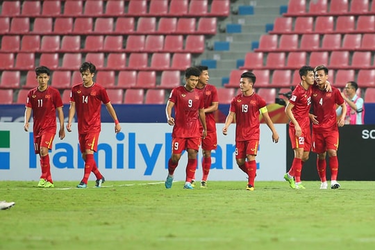 Bùi Tiến Dũng sai lầm, U23 Việt Nam nhìn UAE và Jordan dắt tay nhau vào tứ kết