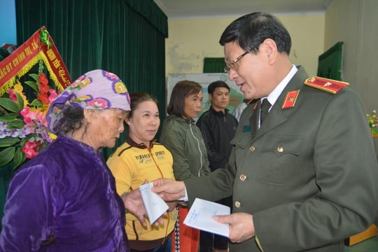 Trao quà Tết ở các địa phương