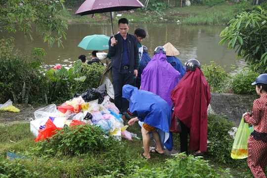 Ngập rác thải tại các điểm thả cá chép ngày 23 tháng Chạp