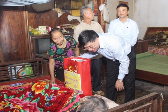 Đồng chí Nguyễn Văn Thông chúc Tết, tặng quà tại huyện Tương Dương