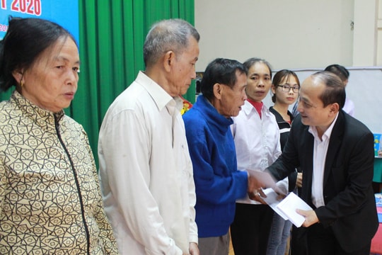 Đoàn đại biểu Quốc hội tỉnh thăm, tặng quà Tết tại Anh Sơn và Thanh Chương