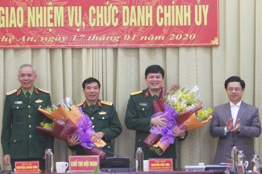 Bàn giao chức danh Chính ủy Bộ Chỉ huy quân sự tỉnh Nghệ An