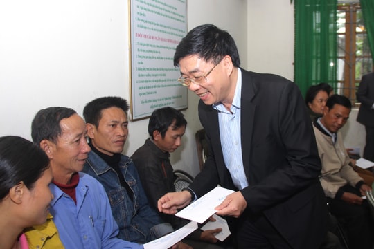 Đồng chí Nguyễn Văn Thông tặng quà và chúc Tết tại huyện Quỳ Châu