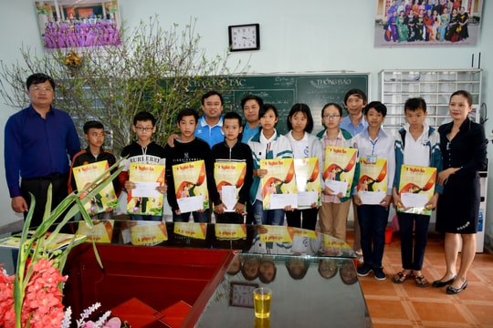 Báo Nghệ An, Tổng Công ty Vật tư Nông nghiệp tặng quà Tết đến người nghèo ở Yên Thành