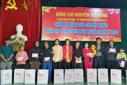 Bộ trưởng Bộ Kế hoạch và Đầu tư Nguyễn Chí Dũng trao quà Tết cho người nghèo Nghệ An