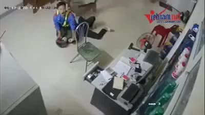 Giây phút nhân viên cây xăng người Nghệ An quật ngã tên cướp có dao