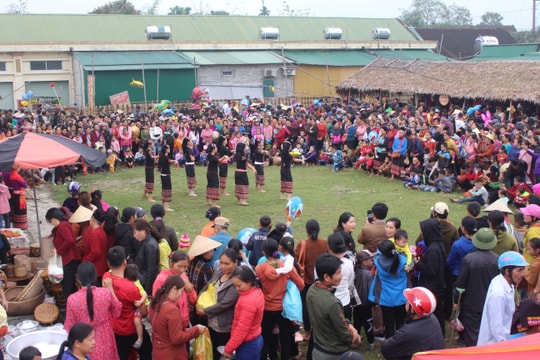 Độc đáo chợ phiên Mường Quạ (Con Cuông) ngày cuối năm