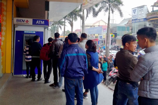 Nghệ An: Nơi xếp hàng, nơi chen chân rút tiền ở ATM ngày cận Tết